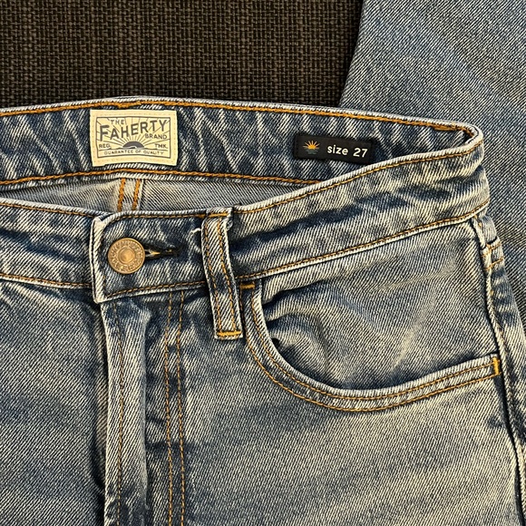 Like-New Faherty Organic Cotton Slim Straight Denim in Lakeview Wash - Picture 4 of 10